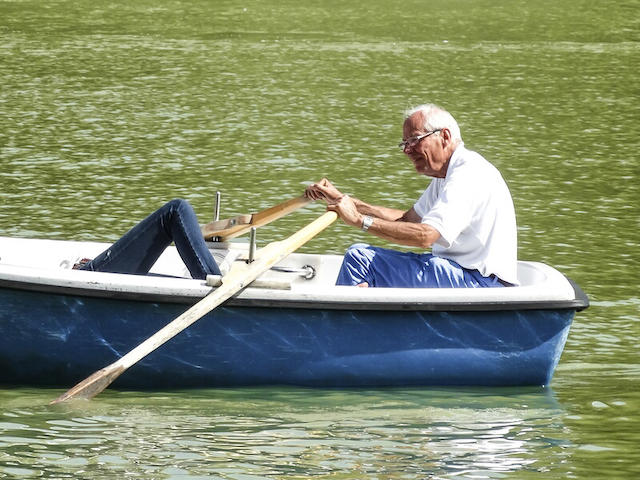 Ältere-Menschen-Boot